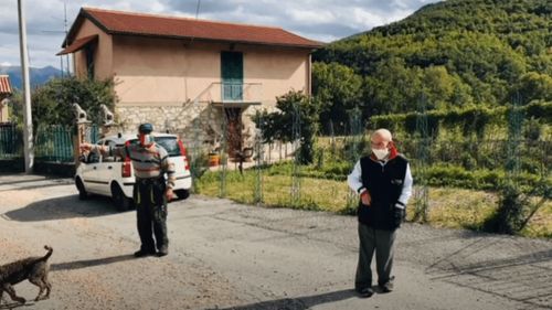 VIDEO Un sat izolat din Italia are doar doi locuitori, dar aceştia insistă să poarte mască: "E o chestiune de principiu"