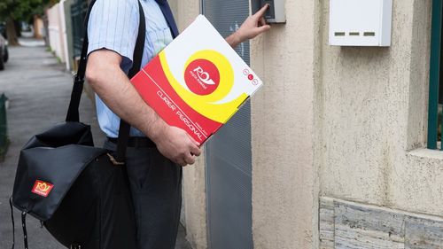 Protest cu mii de poștași în fața guvernului. Angajații companiei de stat susțin că au salarii nete de 1.700 de lei