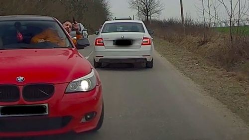 VIDEO Amenințat cu pistolul în trafic. Se întâmplă în România. Poliția l-a identificat pe individul care a scos pistolul. La percheziții arma n-a fost găsită