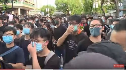 Spray-uri cu piper și bastoane pentru protestatarii din Hong Kong în timpul unei noi demonstrații uriașe
