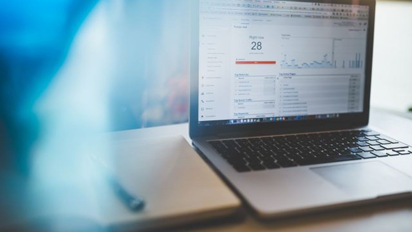 De ce rapoartele din Google Analytics și platformele de advertising arată rezultate diferite