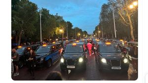 Șoferii de taxi din Londra i-au adus un omagiu Reginei Elisabeta a II-a. Faimoasele black cabs s-au strâns în fața Palatului Buckingham