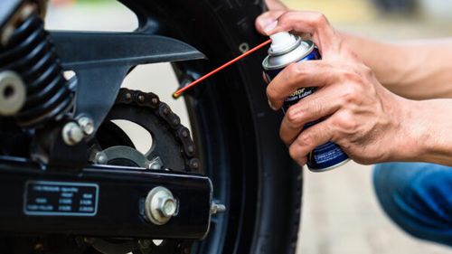 VIDEO Cum întreții corect un scuter sau o motocicletă într-un oraș poluat ca Bucureștiul / Sfaturi de bază de la șeful Dual Motors, dealer Yamaha și CFMOTO