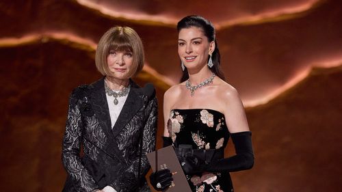 Anne Hathaway și Anna Wintour recreează spiritul The Devil Wears Prada într-un moment viral la Oscaruri