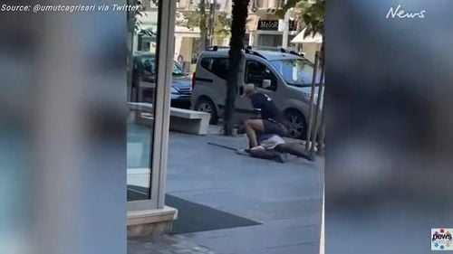 VIDEO Văduva nigerianului ucis în plină stradă în Italia sub privirile trecătorilor care filmau scena dar nu au intervenit:  "Italia, nu mă lăsa singură. Vreau dreptate pentru soțul meu" / Persoanele care nu au intervenit: ”Ne-a fost frică, bărbatul acela era o furie"