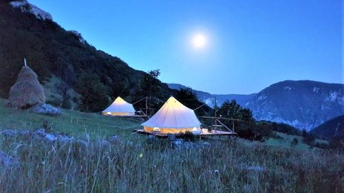 Un bucureștean care a venit voluntar într-un sat izolat din Munții Banatului vrea să-l transforme în destinație turistică pentru amatorii de glamping