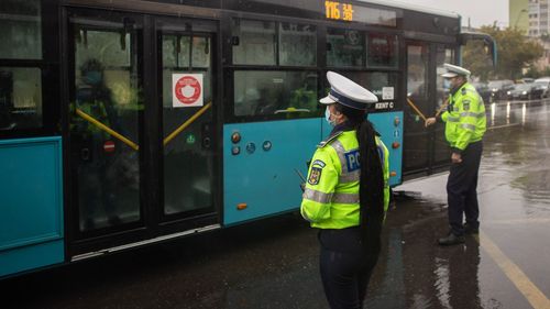 Rafila, întrebat dacă vor fi sancțiuni pentru cetățenii care poartă măști textile în loc de măștile medicinale: Nu ne-am gândit la ce ar putea păți. O astfel de recomandare e o chestiune de bun-simț