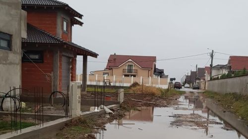 Câţiva locuitori din Sânmartin - Bihor nu sunt lăsaţi de primărie să își asfalteze strada și să tragă utilitățile pe banii lor pe motiv că ar bloca un proiect european neaprobat încă. De trei ani, oamenii nu se pot muta în case pentru că strada este inundată mai tot timpul