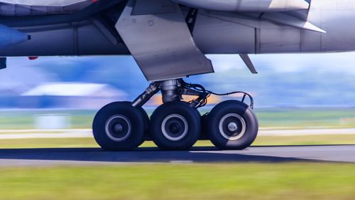 Un băiat afgan a zburat în capitala Indiei ascuns în trenul de aterizare al unui avion / Adolescentul a fost trimis înapoi cu aceeași aeronavă