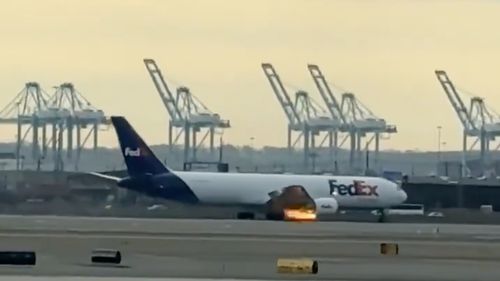Un avion cargo cu motorul în flăcări a aterizat de urgență în SUA