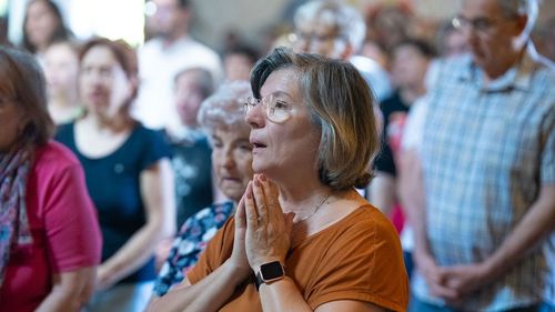 Procesiune cu relicva Sfântului Papă Ioan Paul al II-lea - duminică, în Capitală / Relicva constă într-o bucăţică de pânză cu câteva picături de sânge ale Suveranului Pontif polonez