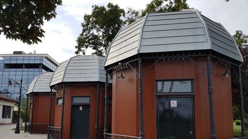 Primăria Constanța vrea să cumpere două WC-uri publice cu peste 100.000 de euro/ Actualul primar îl critica pe fostul pentru toaletele de 50.000 de euro bucata