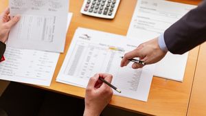 Granturi de 5.000 de euro prin programul Bursele ANIS, pentru lectorii sau asistenții universitari de până în 40 de ani, care propun cursuri noi sau actualizate, respectiv soluții pentru actualizarea laboratorului