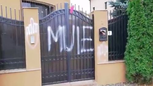 Florin Iordache se gândește să depună plângere la poliție împotriva celor care au scris mesaje obscene pe gardul casei sale