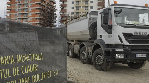 FOTO Cum poluează cu praf camioanele firmelor deținute de Primăria București chiar sub ochii Gabrielei Firea