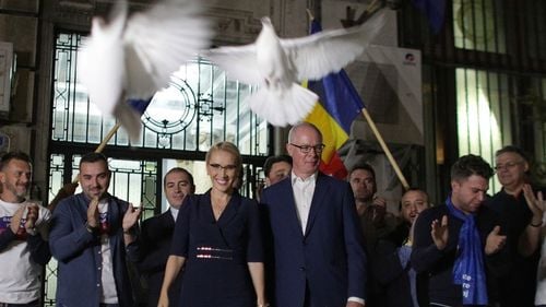 Candidata lui Dan Voiculescu și-a depus candidatura la prezidențiale cu porumbei albi