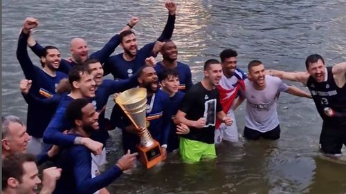 U BT Cluj a câștigat al patrulea titlu naţional la baschet / Jucătorii au sărbătorit în râul Someș / La ultimul meci au asistat 10.000 de fani, nou record în Liga Naţională