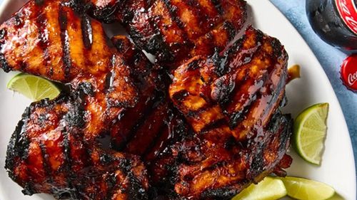 Rețetă inedită pentru grătar: Pui glazurat cu cola, între inspirație asiatică și gust american / Un preparat dulce-picant, cu sos de soia și lime, perfect pentru grătarele de vară