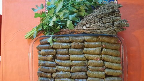 Rețetele bunicii: Sărmăluțe în foi de viță cu aromă de Levant