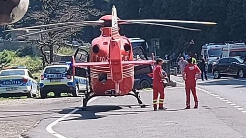 Un tânăr de 26 de ani a fost preluat de un elicopter SMURD după ce mașina în care se afla s-a răsturnat între două localități din Giurgiu