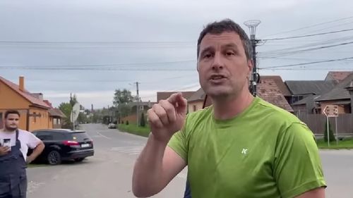 VIDEO Vlad Gheorghe, europarlamentar USR, îi cere demisia lui Tanczos Barna după ce le-a vorbit în maghiară activiștilor Declic, care au mers să-i reproșeze că nu protejează parcurile naționale: ”E momentul să ne părăsească, să nu îl mai încurcăm nici la mediu, nici la limba română”