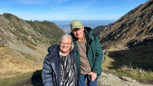 Un cuplu din Londra a sărbătorit 50 de ani de la nuntă pe Transfăgărășan / Și-au petrecut și luna de miere în România, însă atunci drumul era încă în construcție / Michael are 84 de ani, iar Denise are 75