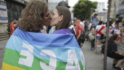 FOTO Câteva mii de persoane au participat la Bucharest Pride. Buhuceanu: Nu mai purtăm măşti ca la primele pride-uri/ Mentalităţile chiar se schimbă cu o viteză mult mai mare decât o percep politicienii