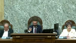 BREAKING: Alianța deja lucrează împreună: PSD și AUR au votat în Senat legea de intimidare a donatorilor pentru ONG-uri / PSD a tăcut mâlc în timpul dezbaterilor / Legea merge la Camera Deputaților