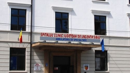 Șeful ATI de la Spitalul Județean Sibiu: Legarea de pat a pacienților se practică în toate secțiile de terapie intensivă, fiind utilă la pacienţii agitaţi până când se instalează efectul sedativelor. Sedarea se face doar la pacienţii agitaţi ca să nu-şi inducă leziuni / De la începutul pandemiei, 397 de pacienți din 570 internați la ATI au murit