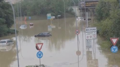 Un profesor universitar din Bologna și-a salvat casa de inundații după ce a făcut câteva calcule / A scos pământ din grădină, l-a pus în saci și a izolat locurile pe unde estima că va ajunge apa / ”Mi-am dat seama că apa se va revărsa în apropierea casei mele”