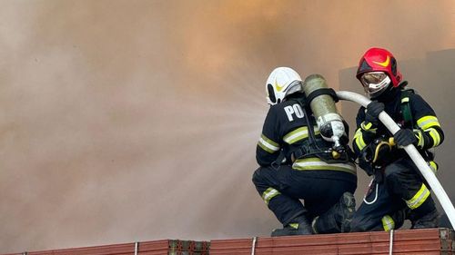 Incendiu în curtea unui colegiu din Suceava / Focul a pornit din cauza fumatului în locuri nepermise