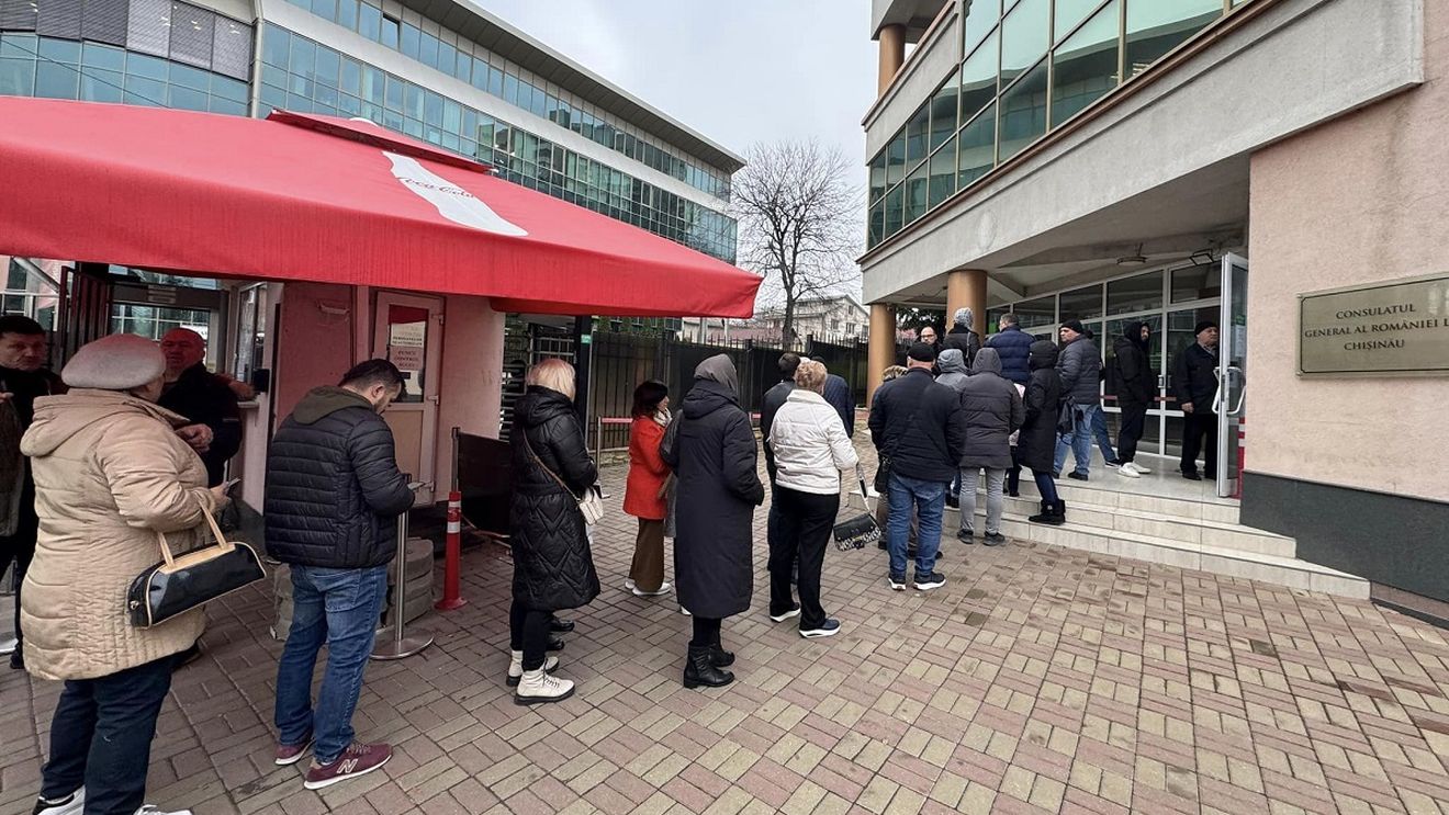 FOTO Cozi la secțiile de votare din Chișinău / „România ne-a ajutat pe noi, acum o ajutăm și noi pe ea. România se află în pericol”