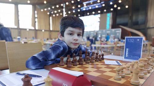 Brașoveanul Vladimir Sofronie este la 11 ani cel mai tânăr candidat de maestru la șah din România / ”Îi invit pe toți cei care m-au ajutat să ajung la competiția de la Baden-Baden să joace o partidă cu mine”