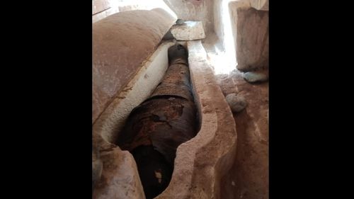 GALERIE FOTO: O misiune arheologică spaniolă a descoperit în Egipt două morminte datând în urmă cu 2.500 de ani / Arheologii au descoperit rămășițele a două persoane cu limbi de aur