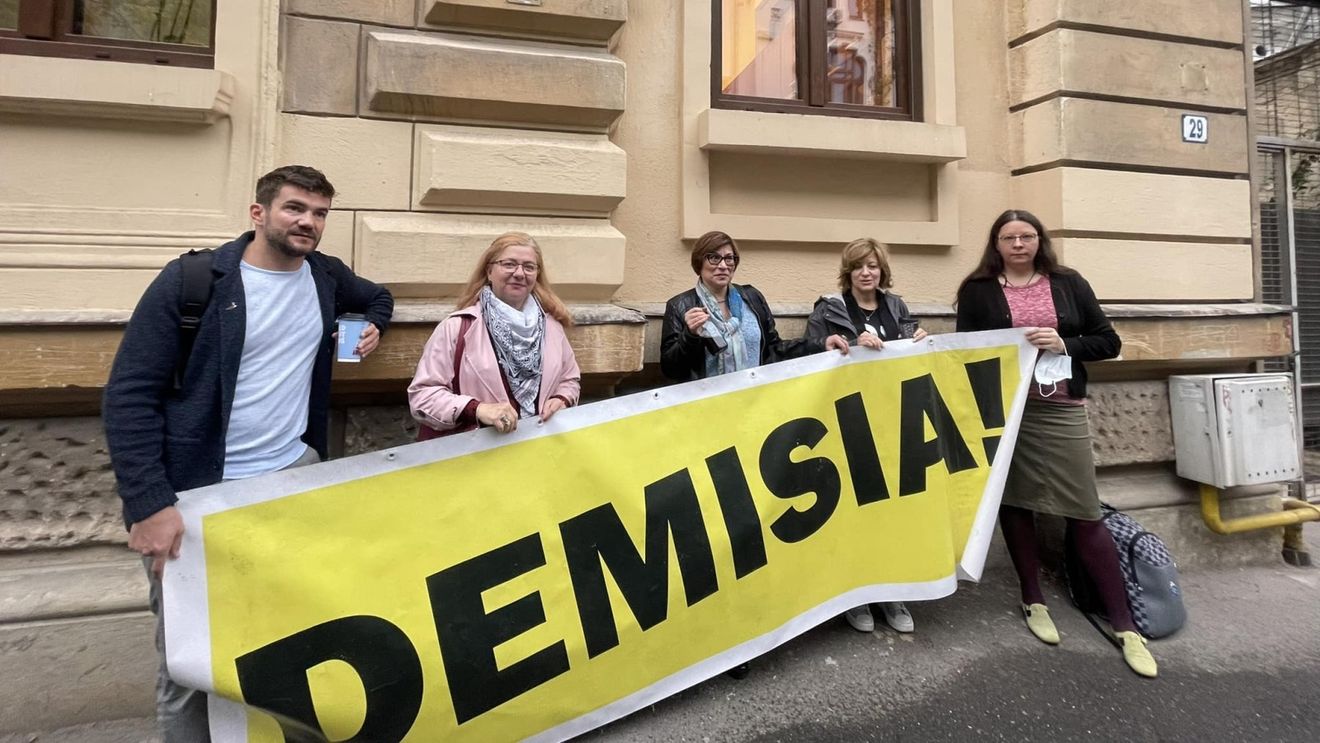 Mai multe persoane protestează în fața Ministerului Educației și îi cer demisia lui Sorin Cîmpeanu, acuzat de plagiat