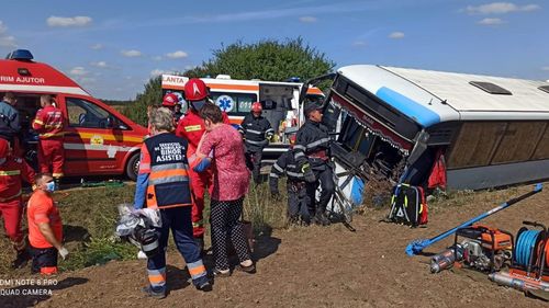 UPDATE Accident grav, un autobuz răsturnat în Bihor, 12 răniți