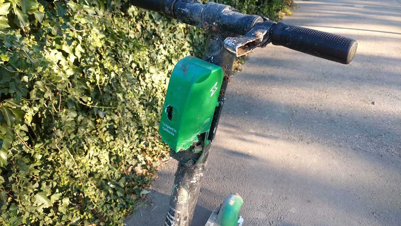 Jandarmii au surprins o femeie în timp ce tăia frânele unei trotinete electrice în Centrul Vechi