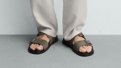 Generația Z rupe un tabu în Italia: bărbații poartă sandalele în oraș, nu doar în vacanță / Ce tip de sandale sunt la modă