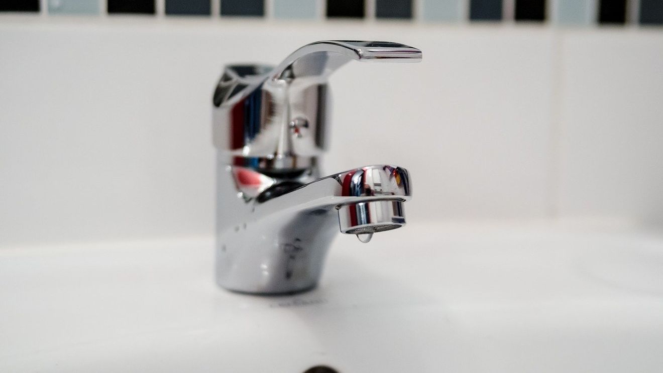 Apă tulbure şi cu miros urât la Breaza. Autorităţile au interzis consumul uman