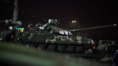 Germania şi Cehia au convenit un mecanism pentru a livra arme Ucrainei: Praga „poate furniza arme de producţie rusească” către Kiev, iar Berlinul ajută armată cehă „să-şi menţină forţele”