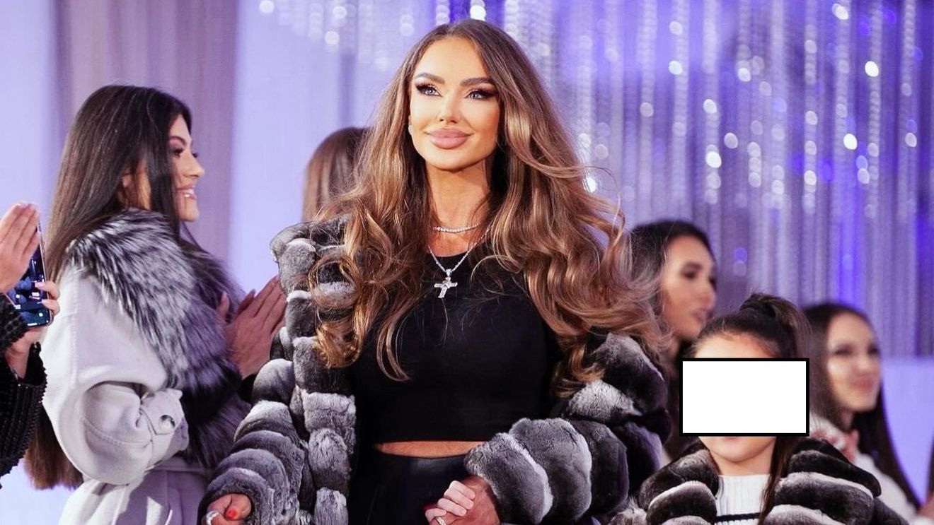 Peste 700 de articole vestimentare ridicate în urma percheziţiilor în dosarul Biancăi Drăguşanu / Două persoane au fost reţinute