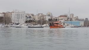 Incendiu la bordul unei nave cu 16 persoane, în rada Portului Sulina / Echipajul a refuzat să coboare