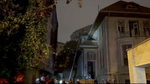 Incendiu izbucnit la acoperișul unei clădiri în renovare, a Spitalului de Urgență „Prof. Dr. Dimitrie Gerota”, în centrul Capitalei / Zeci de pompieri au fost mobilizați la intervenție