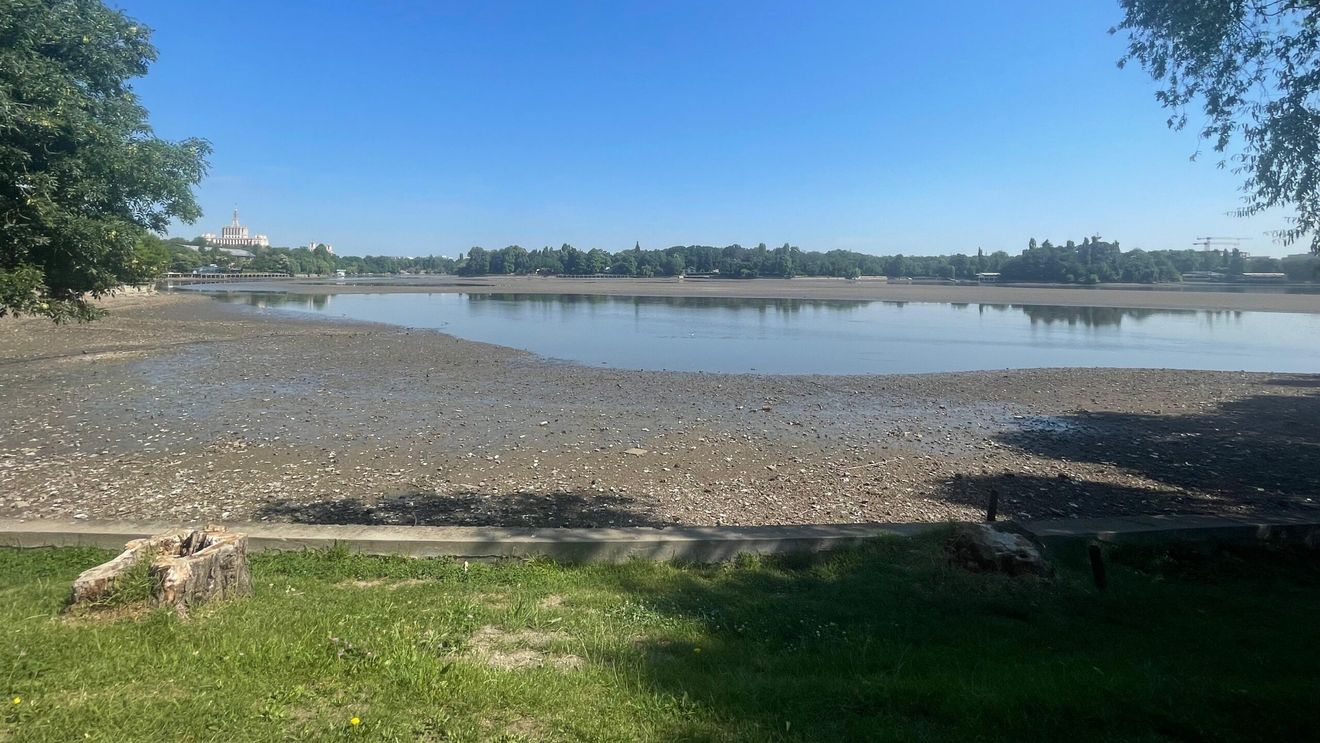 GALERIE FOTO | Golirea Lacului Herăstrău pentru consolidarea malurilor: cum arată acum lacul după retragerea apei din cel mai cunoscut parc al Capitalei. Un fir al râului Colentina va fi păstrat pentru protejarea faunei