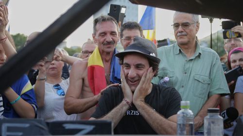 VIDEO Pianistul german Davide Martello, recital de peste patru ore la protestul din Piața Victoriei