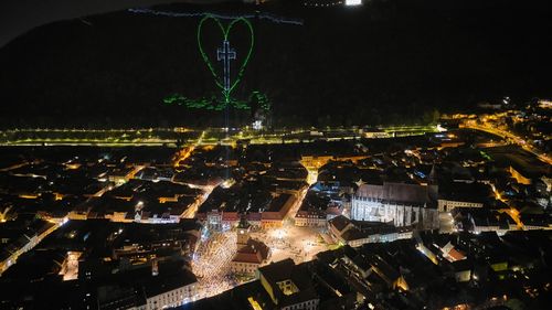 Brașovenii se plâng de “mirosuri toxice” / E cumplit. Am și astm, mă sufoc ” / Garda de Mediu susține că primăria trebuie să se ocupe de problemă /  Autolaboratorul care ar putea măsura calitatea aerului nu poate fi folosit pentru că nu e înmatriculat