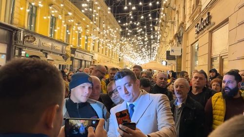 VIDEO Președintele AUR Timișoara și-a dat demisia în seara protestului anti-comasare, la care a participat și șeful partidului extremist, George Simion: ”Principiile de bază și statutul partidului nu sunt respectate”/ Mai multe plecări din AUR în ultima perioadă