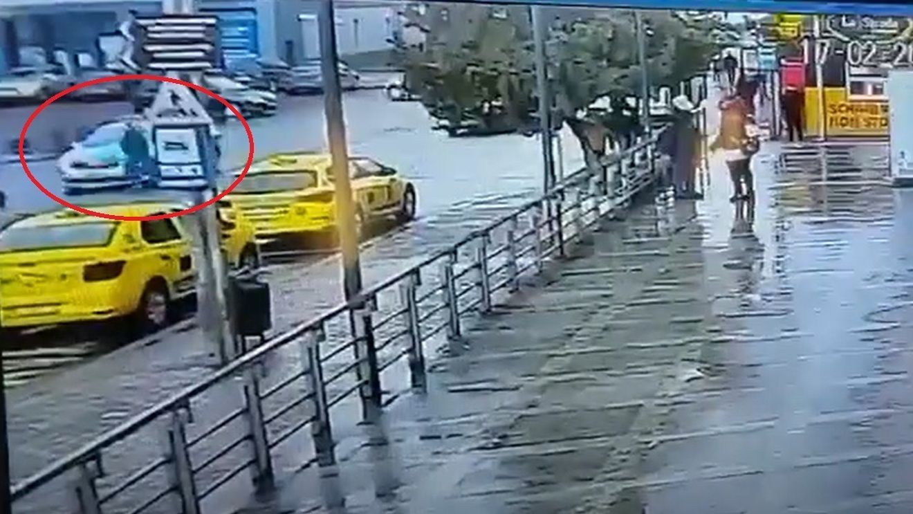VIDEO Băiat de 16 ani acroșat pe trecerea de pietoni de o mașină de poliție, în municipiul Bacău