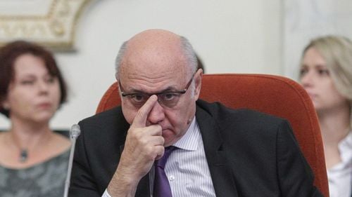 Chirurgul Irinel Popescu, trimis în judecată de DNA în două dosare de corupție, va primi vineri titlul Doctor Honoris Causa al Universităţii de Medicină şi Farmacie din Iași