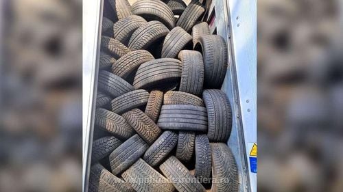 Peste 12 tone de cauciucuri uzate, oprite să intre în România pe la Borş/ Şoferul nu a putut prezenta documente necesare importului